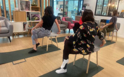 Yoga sur chaise pour débutants : Guide complet pour se lancer